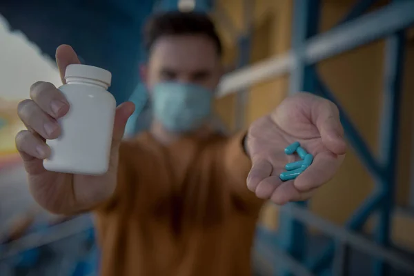 Чоловіки Хірургічній Масці Тримають Пляшку Медичних Таблеток Проти Коронавірусу Китаї — стокове фото