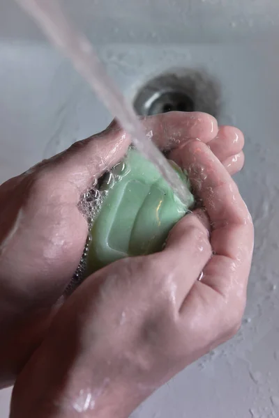 Pessoas Lavando Mãos Pia Com Uma Barra Sabão Para Matar — Fotografia de Stock