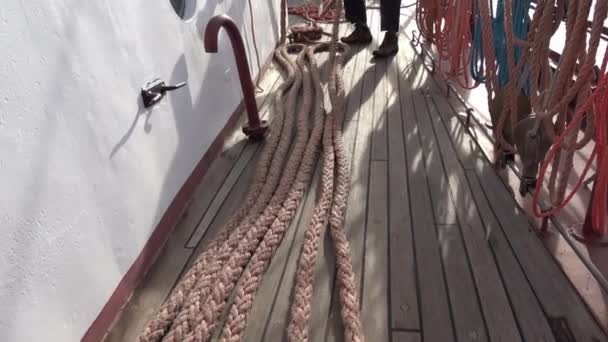 Höga Fartyget Lämnar Hamnen Besättningen Arbetar Med Rep Ombord — Stockvideo
