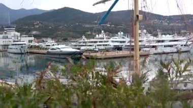 Ön plan ve Lüks Yatlar arka planda uzun bir gemi ile Yat Limanı Panoraması