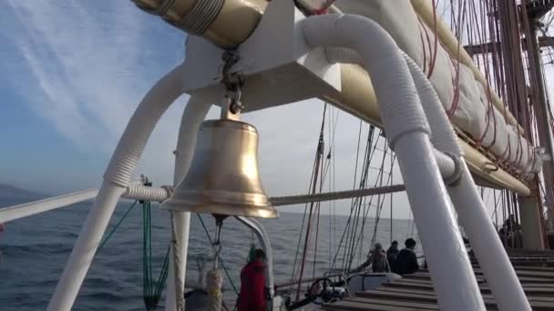 Χρυσή Καμπάνα Ψηλός Πλοίο Λάμπει Μετά Τον Καθαρισμό Από Πλήρωμα — Αρχείο Βίντεο