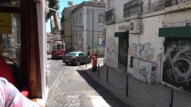 Lisbon, Portekiz - 3 Temmuz 2017 - gezi şehrin dar sokaklar boyunca ünlü tramvayla 28