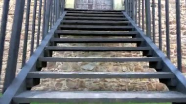 Merdivenler için eski kale kapısı