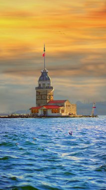 Harika gökyüzü ve İstanbul Kız Kulesi (kiz kulesi).