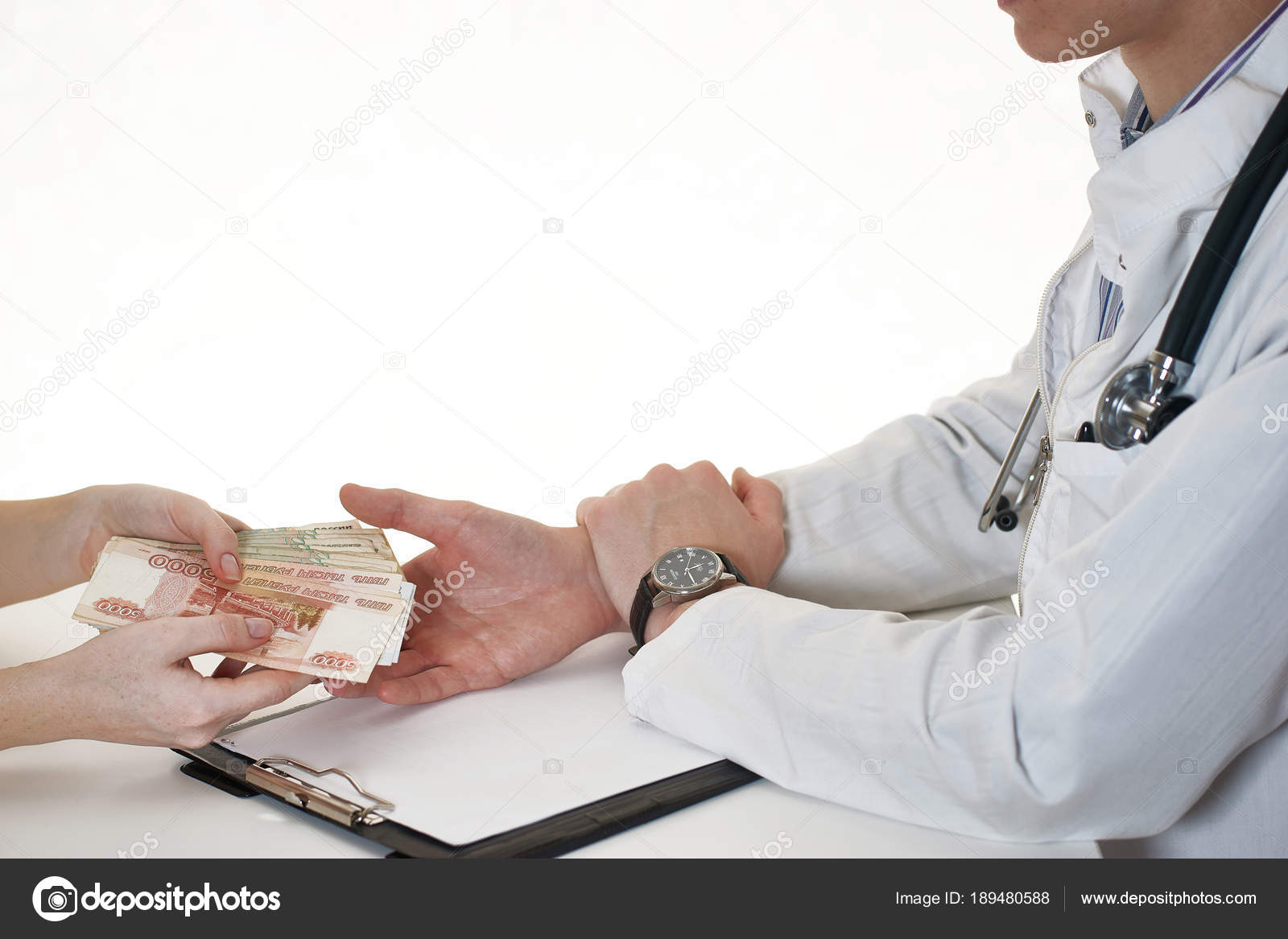 Медработники. Медик с деньгами. Низкая зарплата. Врач с деньгами в руках. Зарплата врачей.