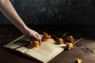 Still life kitap çiçek ve gözlük ile masada. metin için yer                                                            