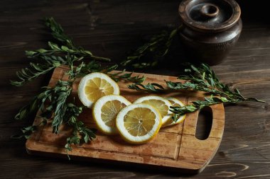  limon bir tahta üzerine dilimlenmiş                              