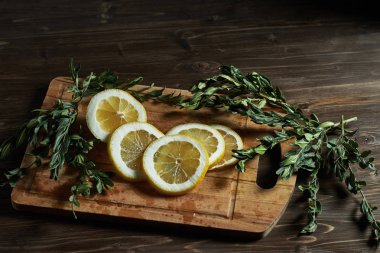    limon bir tahta üzerine dilimlenmiş                            