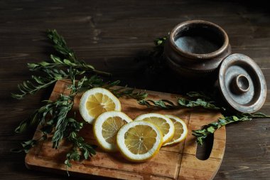  limon bir tahta üzerine dilimlenmiş                              