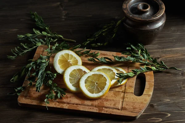  limon bir tahta üzerine dilimlenmiş                              