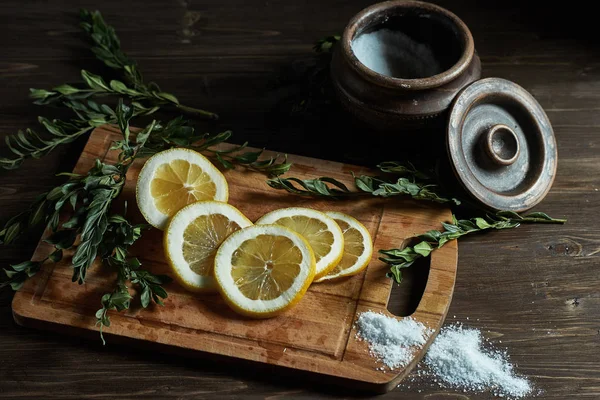    limon bir tahta üzerine dilimlenmiş                            