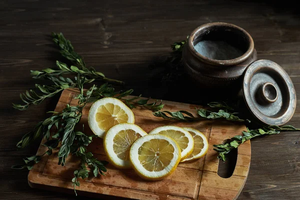  limon bir tahta üzerine dilimlenmiş                              