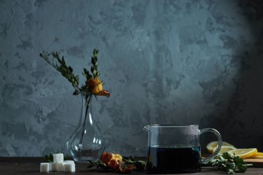       Natürmort tablo çay, çiçek, limon ve şeker olduğunu