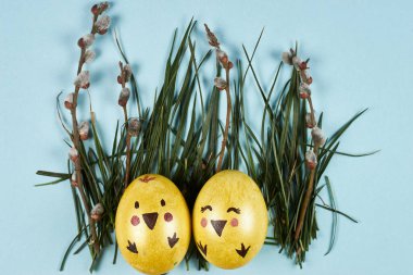 Paskalya yumurtaları, rengarenk boyalı bir sürü şirin el yapımı.