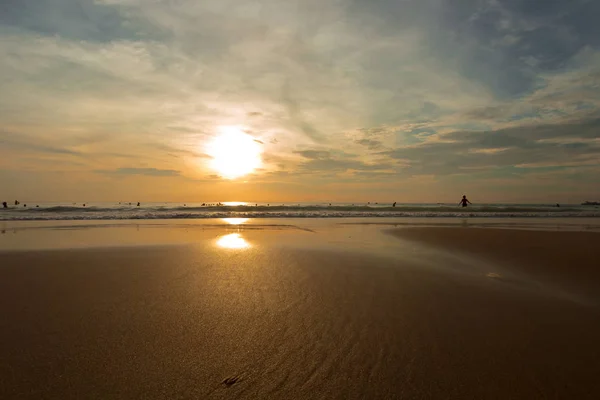 Puesta de sol en la playa de Kata — Foto de Stock