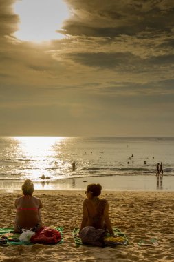 Bir gün batımı kızla tanışır