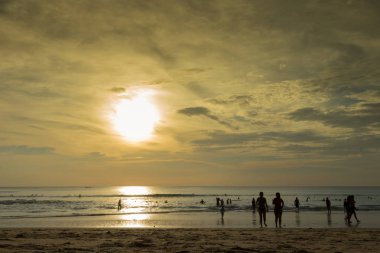 Bir gün batımı kızla tanışır