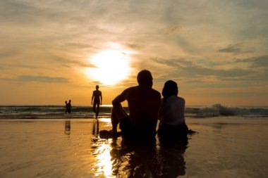 Bir gün batımı kızla tanışır