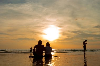 Bir gün batımı kızla tanışır