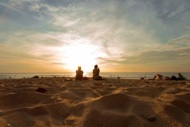 Bir gün batımı kızla tanışır