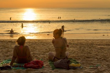 Bir gün batımı kızla tanışır