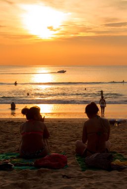 Bir gün batımı kızla tanışır
