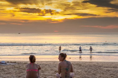 Bir gün batımı kızla tanışır