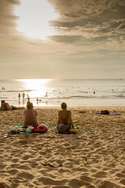Bir gün batımı kızla tanışır