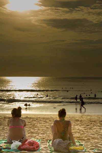 Bir gün batımı kızla tanışır
