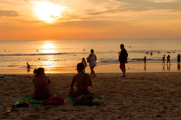 Bir gün batımı kızla tanışır