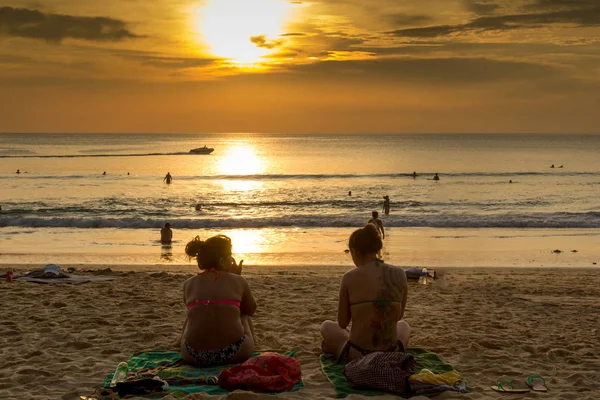 Bir gün batımı kızla tanışır