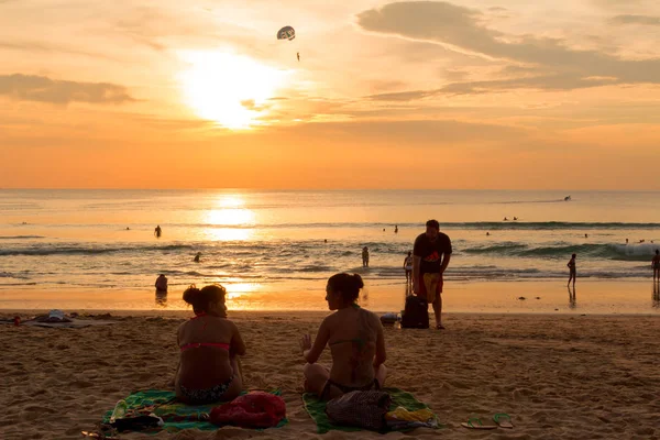 Bir gün batımı kızla tanışır