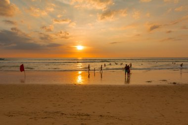 Sahilde gün batımı