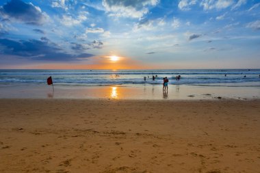 Sahilde gün batımı