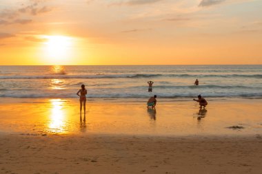 Sahilde gün batımı