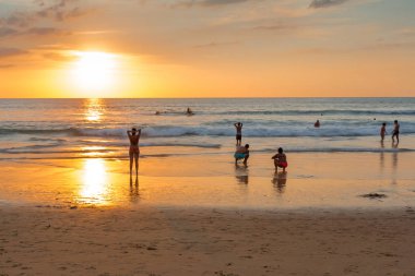 Sahilde gün batımı