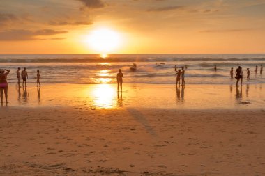 Sahilde gün batımı