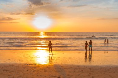 Sahilde gün batımı