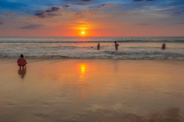 Sahilde gün batımı