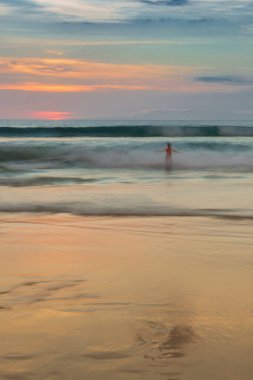 Sahilde gün batımı