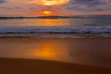Sahilde gün batımı