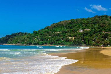 Plaj boyunca duygusal yürüyüş