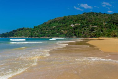 Plaj boyunca duygusal yürüyüş