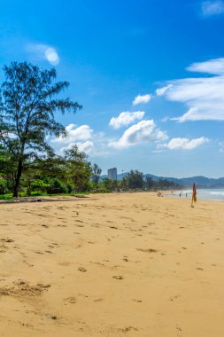 Plaj boyunca duygusal yürüyüş