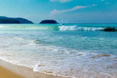 Plaj boyunca duygusal yürüyüş