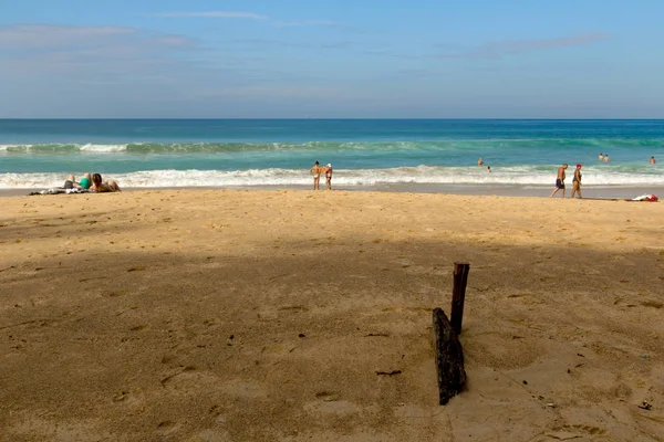 Сентиментальная прогулка по пляжу — стоковое фото