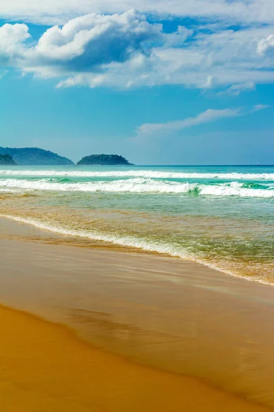 Plaj boyunca duygusal yürüyüş