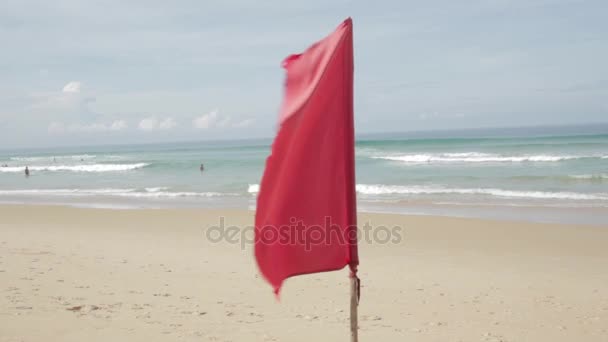 Drapeau rouge sur la plage — Video