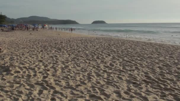 Passeggiata sentimentale lungo la spiaggia — Video Stock