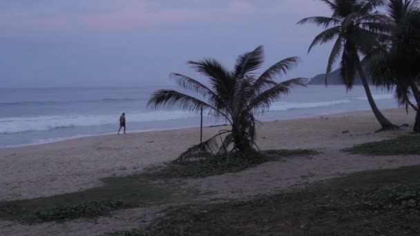 Восход солнца на пляже — стоковое видео